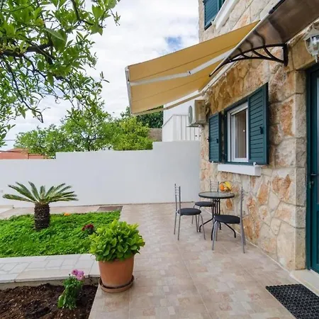 Lena & Lara - One-bedroom With Terrace And Sea View
