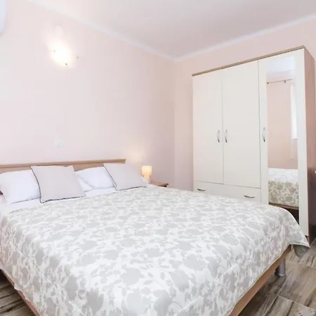 Lena & Lara - One-bedroom With Terrace And Sea View *