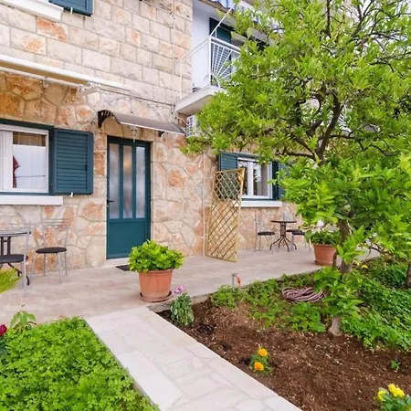 Lena & Lara - One-bedroom With Terrace And Sea View * Дубровник